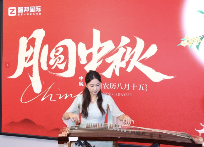 月華滿庭，家圓福至！智邦國際祝您中秋節快樂！