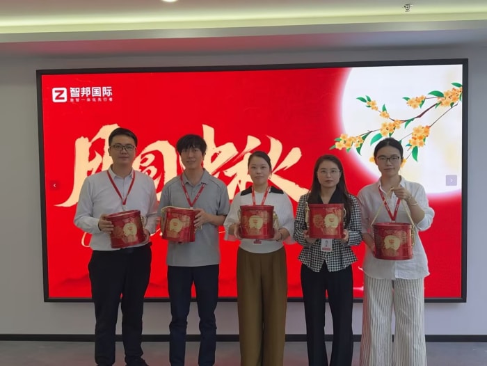 月華滿庭，家圓福至！智邦國際祝您中秋節快樂！